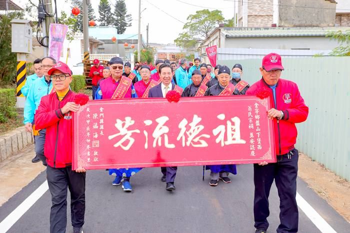 金寧鄉盤山下堡西翁氏宗祠昨日舉行奠安慶典，縣長陳福海率縣府團隊前往慶賀。（薛子軒攝）