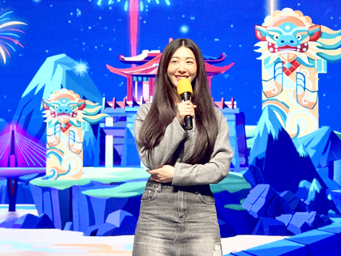 金門縣文化局邀請金門在地出身的演藝圈才女王晴回金門，共同揭曉2025跨年晚會表演卡司。（民眾提供）
