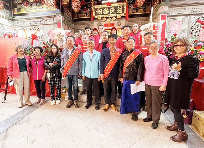 盤山村頂堡東翁氏宗祠重建暨奠安活動，金門翁氏文明家族聯誼會組團返鄉祝賀，由會長翁明壽博士頒發獎助學金及合照。
（金門翁氏文明家族聯誼會提供）