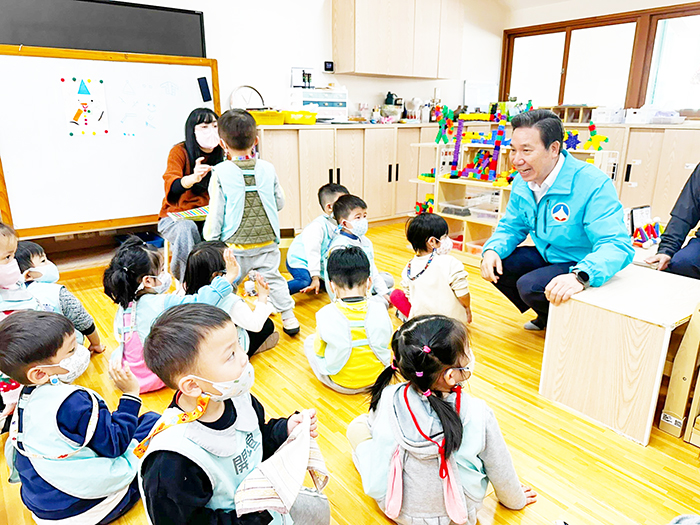 縣長陳福海與學童們親切互動。（陳冠霖攝）