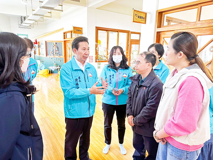 關心孩童教育，縣長陳福海前往開瑄國小視察。（陳冠霖攝）