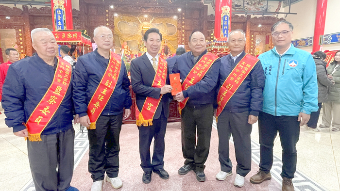 歸宗南天直轄金門玄佑宮，昨起辦理新道場安座入火大典暨祈安禮斗點燈法會，縣長陳福海率縣府團隊前往敬賀，依禮參拜並敬獻「神佑福人」賀匾及爐敬。（陳麗妤攝）