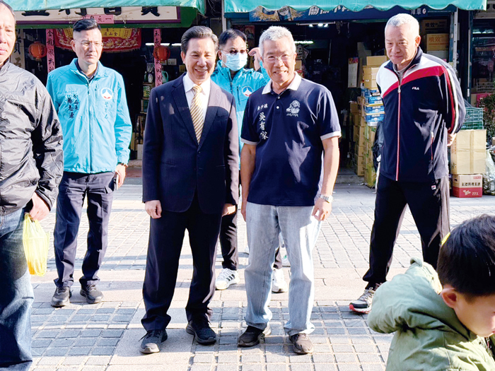 為期兩天的「2024金沙鎮歡樂聖誕×時光繁星假日市集」系列活動昨起登場,縣長陳福海親臨會場和親子互動表達對活動的支持。(金沙鎮公所提供/陳麗妤攝)