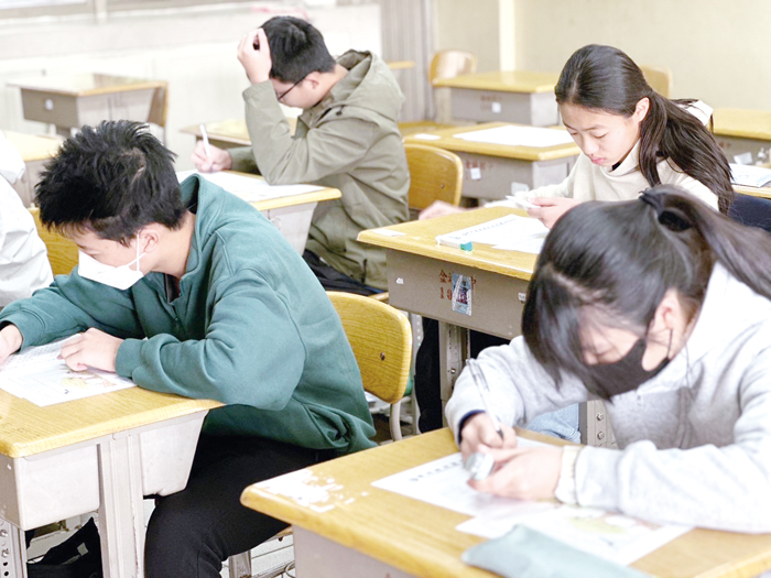「第18屆聯合盃作文大賽」總決賽,昨(15)日分別於臺北開南中學、臺中明德中學、臺南長榮中學、金門金城國中四地同步登場。(李增汪攝)