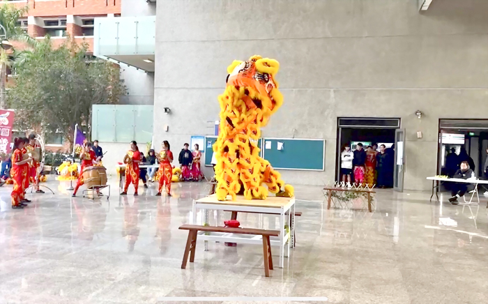 醒獅隊展現「弄獅」技藝。（烈中提供）