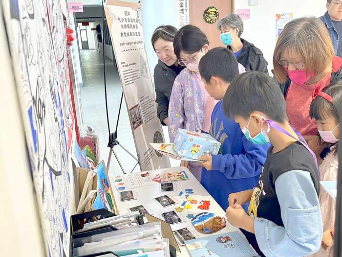 兒少及家庭社區支持服務方案成果展，透過生命記錄，留下回憶。
（青少年暨兒童關懷協會提供）