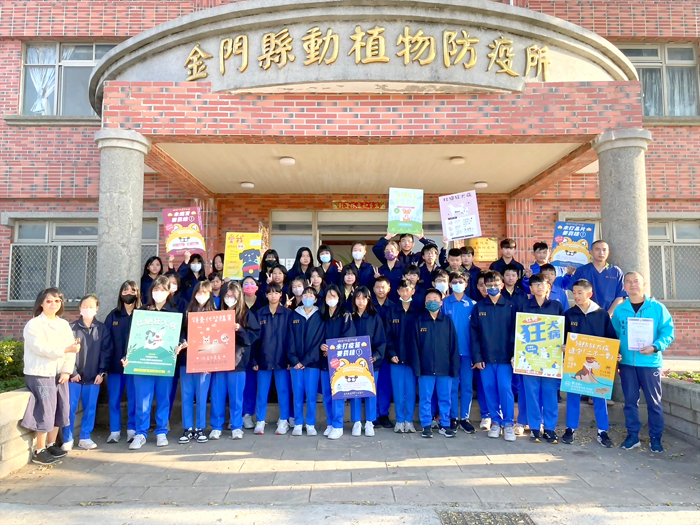 金沙國中日前辦理金門職業探索學習之旅，帶領七年級學生分別前往金門官窯及金門動植物防疫所，學子在親身參與、觀察、提問中開啟職涯新視野。（金沙國中提供）