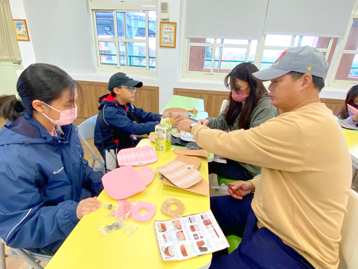 何浦國小日前舉辦教育優先區親職教育講座，邀請金沙國中主任施宏遠到場分享「滑時代父母對子女的溝通技巧」，並帶領與會親師生動手創作皮革包。（何浦國小提供）