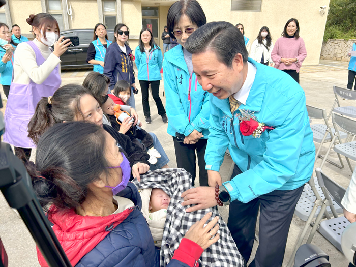 陳縣長和在場家長互動熱絡，聆聽托育需求。（許加泰攝）