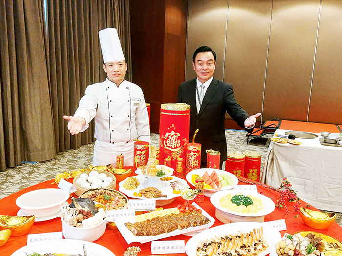 金湖飯店延續往年人氣,推出全新圍爐宴及外帶年菜,喜迎二○二五金蛇年。(楊水詠攝)