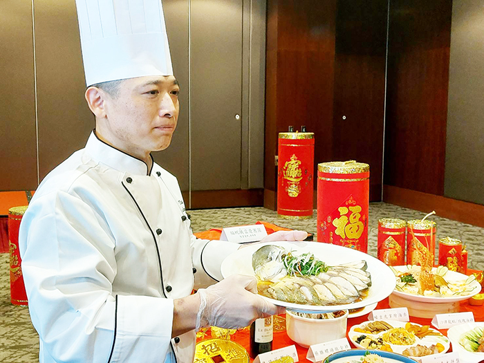 金湖飯店延續往年人氣,推出全新圍爐宴及外帶年菜,喜迎二○二五金蛇年。(楊水詠攝)