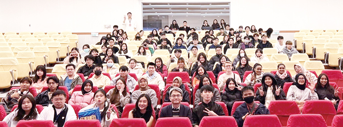 金門大學舉辦境外生新年聯歡活動，師生一同合影。（金大提供）
