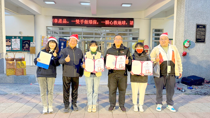 金大學務長董燊（左二）致贈感謝狀予參與社團及贊助企業。（金大提供）