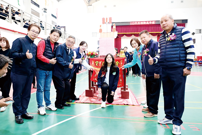 學生自七娘媽亭桌下鑽過，感念七娘媽庇佑之恩，並接受祝福。（烈嶼鄉公所提供）