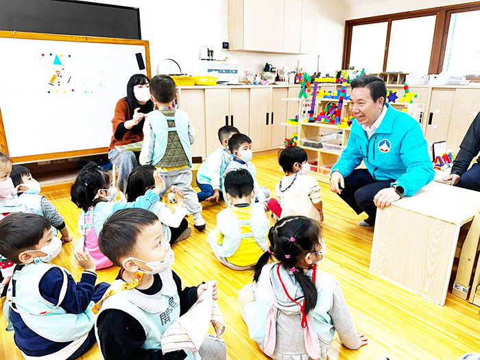 縣長陳福海十分重視金門的教育政策，多次親赴各校園關心學童們的作息。（薛子軒攝）