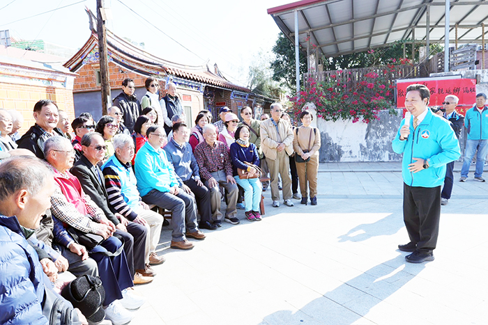 金門縣長陳福海昨日上午與副縣長李文良陸續前往各地陳氏宗祠,參加冬至祭祖活動。(薛子軒攝)