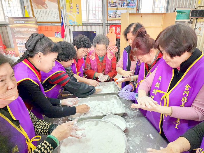 金門長青會冬至搓湯圓，婆婆媽媽開心話家常。（許峻魁攝）