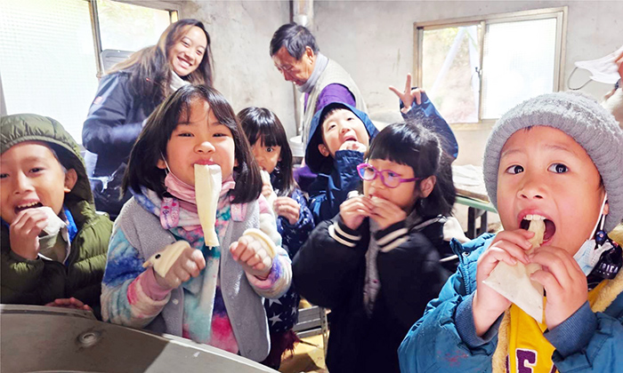 述美國小辦理「冬至送暖送愛—暖愛傳校園活動」,學校愛心志工阿公、阿嬤和媽媽們,親手為學童製作潤餅皮,讓學子品嚐潤餅溫暖心房。
(述美國小提供)