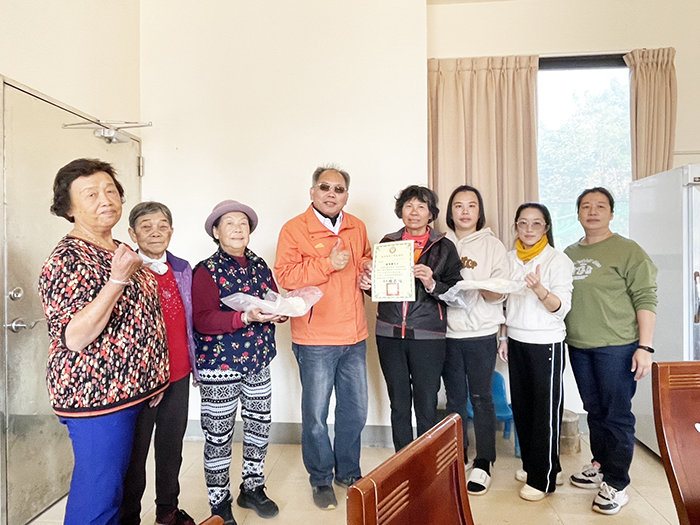 述美國小辦理「冬至送暖送愛—暖愛傳校園活動」,學校愛心志工阿公、阿嬤和媽媽們,親手為學童製作潤餅皮,讓學子品嚐潤餅溫暖心房。
(述美國小提供)