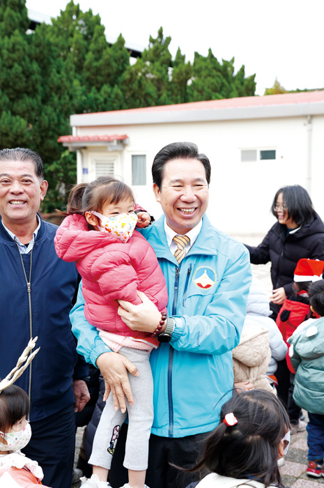 耶誕節前夕,縣長陳福海昨日到金湖國小幼兒園參與活動,和小朋友們同樂。(縣府提供)