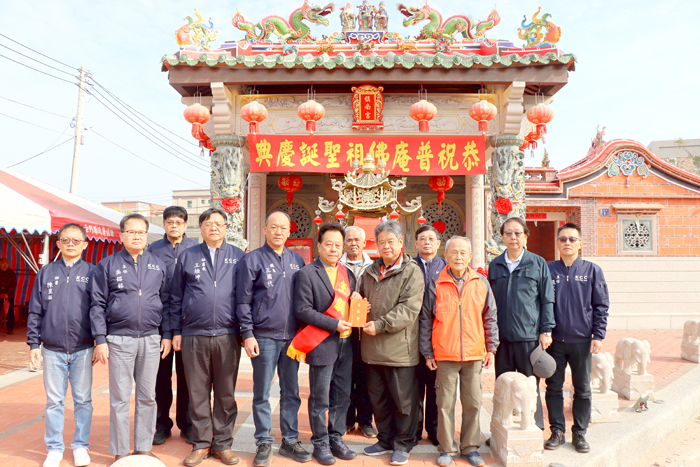 議長洪允典昨至后沙鎮南宮參拜祝賀普庵佛祖聖誕千秋及祈福。(議會提供)