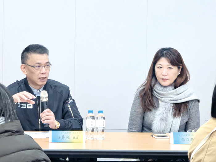 民進黨金門縣黨部舉辦「婦女姊妹座談會」,由民進黨中央性平部李晏榕主任(圖右)及黨部主委蔡其雍議員(圖左)共同主持。(民進黨金門縣黨部提供)