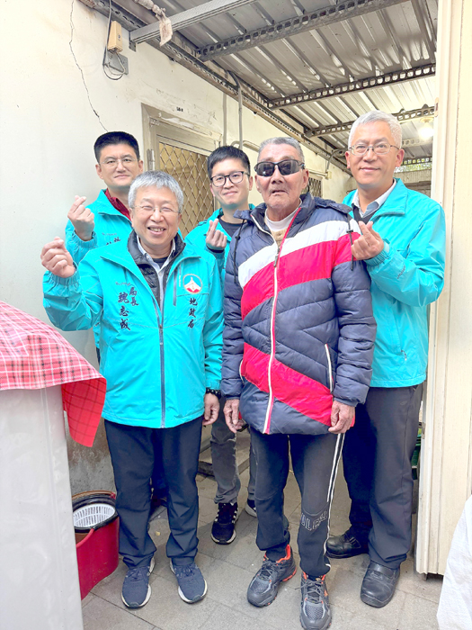 地政局長魏志成帶領同仁，探訪獨居長者。
（地政局提供）