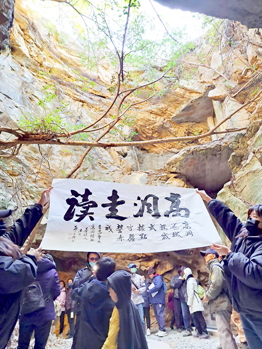 鄭有諒將軍帶你走讀、訴說軍事碉堡的故事。（金門縣文化局提供）