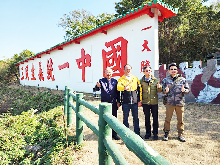 議員洪成發(左一)、王國代(左二)、董森堡(左四)、觀光處長許績鑫上大膽島視察島上觀光設施。(許峻魁攝)