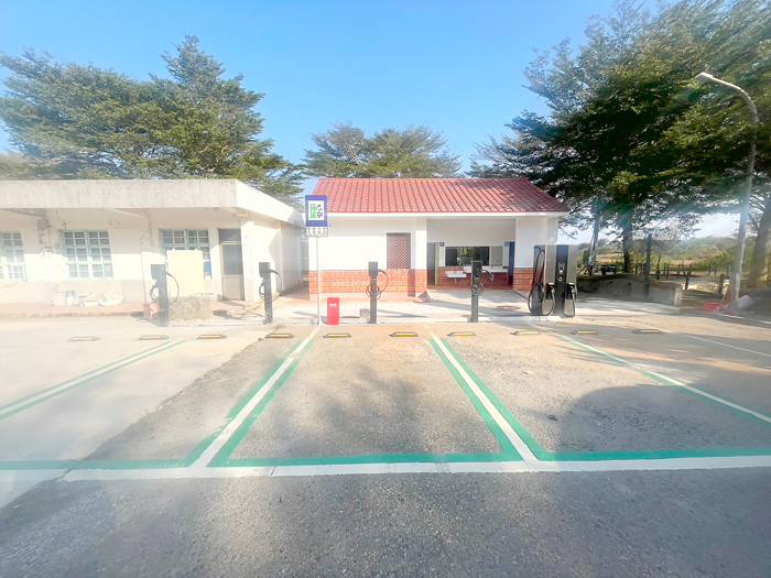 公有停車場新建電動汽車充電站啟用。（觀光處提供）