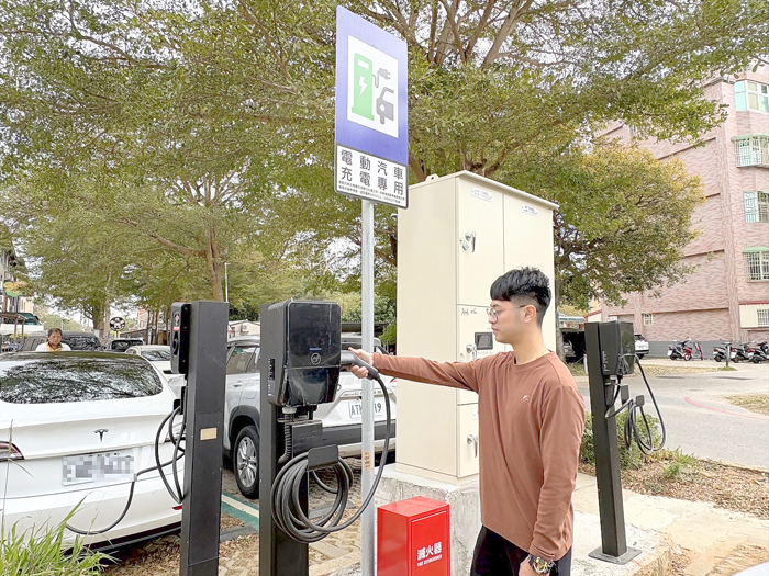 公有停車場新建電動汽車充電站啟用。（觀光處提供）