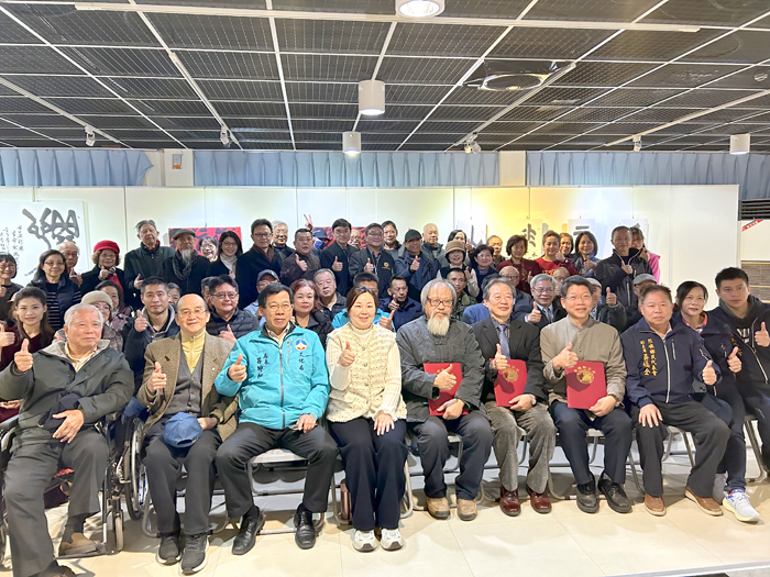 藝文界和參展者親朋好友熱情捧場,十足人氣。(許加泰攝)