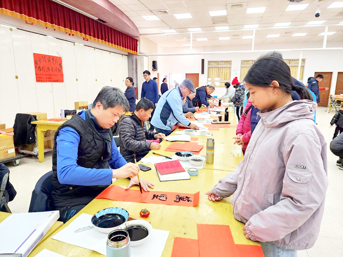 金城鎮公所舉辦春聯揮毫。(許峻魁攝)