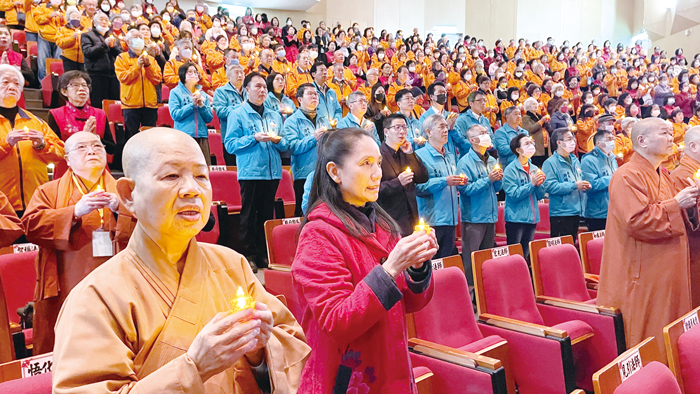現場獻燈供佛祈福迴向，祈求國泰民安、金門風調雨順，軍民福慧圓滿、如意安康。（陳麗妤攝）