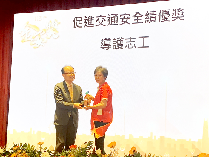 楊秀鴦（右）由教育部司長梁學政頒獎。（金寧中小學提供）