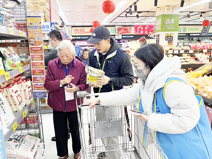 台電辦「銀髮關懷－採購年貨活動」，一條龍的服務讓銀髮長者倍感溫馨。
（高凡淳攝）