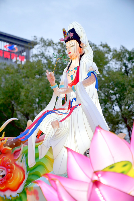 金湖鎮長陳文顧、龔秦裕顧問為觀音祈福花燈揭彩。（金湖鎮公所提供）