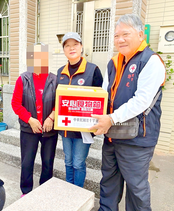 金門縣紅十字會會長許玉昭與理監事等幹部，分頭探視急困家庭及獨居老人，致贈「年末食物箱」。（莊煥寧攝）