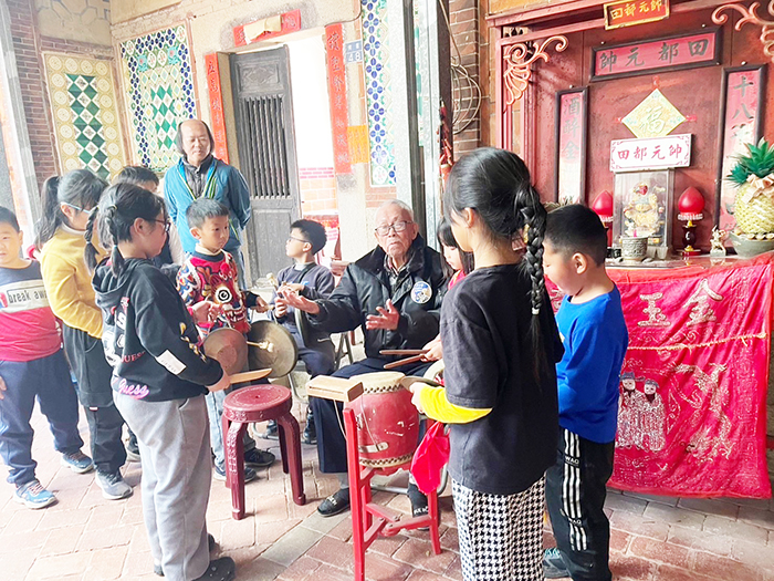 拜訪金門文化獎得主——已九十餘歲的歌仔戲達人陳為仕老師，聆聽其訴說歌仔戲及示範。（何厝社區發展協會提供）
