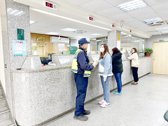 警方協助民眾護鈔服務，警員陪同民眾至銀行提領鉅額現金，確保安全無虞。（金湖分局提供）