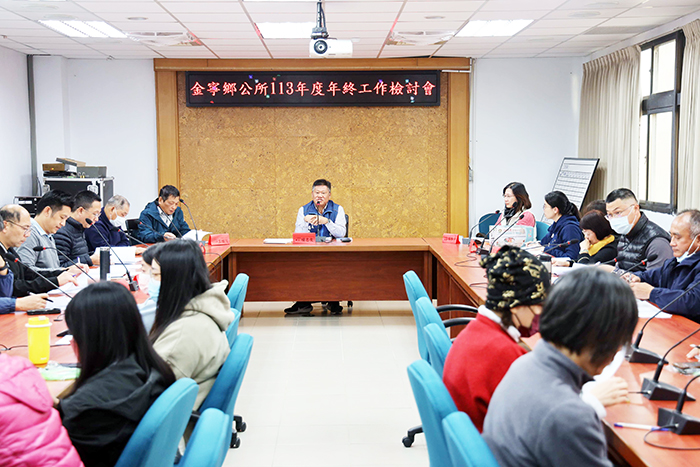 金寧年終工作檢討會，鄉長楊忠俊感謝同仁一年來的辛苦。（公所提供）