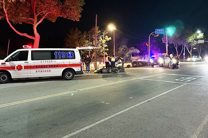 伯玉路一段與桃園路口發生交通事故，張姓機車騎士多處擦挫傷送醫。（金城分局提供）