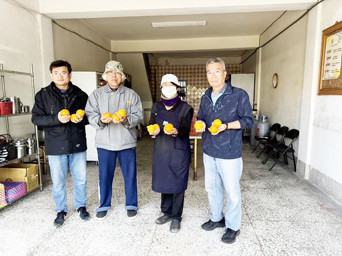金沙鎮長吳有家走訪各共餐服務據點，致贈水果。（陳麗妤攝）