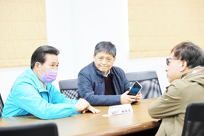 縣長陳福海與監察委員賴振昌（中）、林郁容（右）交換意見。（薛子軒攝）