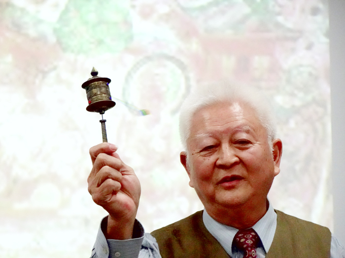蔡錦清老師主講〈遊山玩水趣事多〉。（寫作協會提供）
