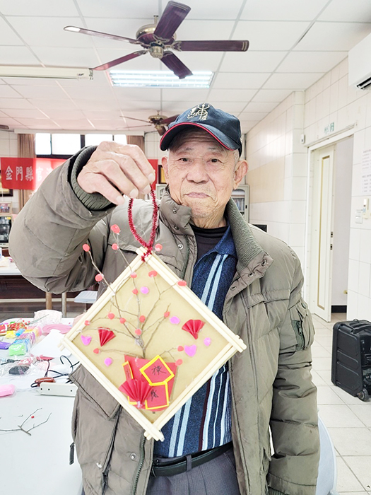 阿公阿嬤在講師王思驊的帶領下,創作新春掛飾。(官澳社區發展協會提供)