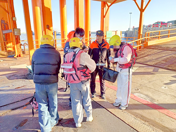 建功嶼日前有陸客受困,所幸人員無傷亡。(消防局提供)