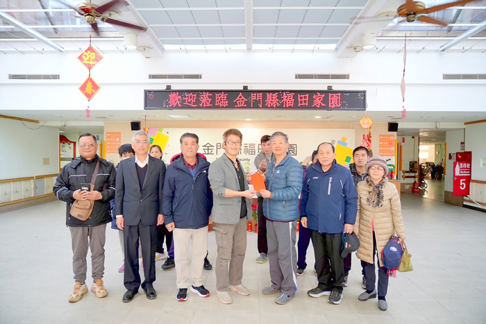 寧湖土地公廟慈善會理事長林德恭親自將紅包捐贈給福田家園的陳長源主任,表達對弱勢族群的關懷。(慈善會提供)
