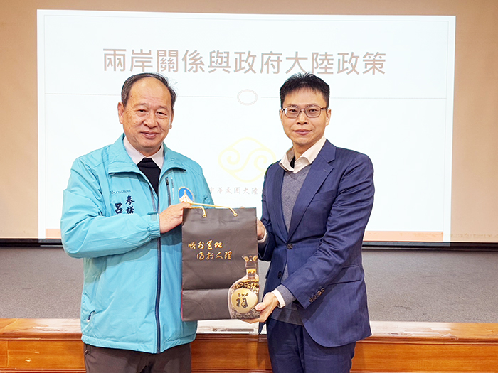 縣府辦理赴陸規範及應注意事項宣導講座,邀請村里長參與聆聽,並致贈2位講師紀念品。(陳冠霖攝)