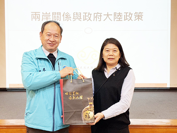 縣府辦理赴陸規範及應注意事項宣導講座,邀請村里長參與聆聽,並致贈2位講師紀念品。(陳冠霖攝)